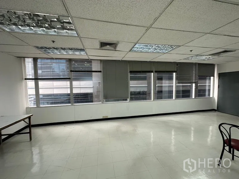 Office Space for rent in Chatuchak, Bangkok - Bright open office with large windows, blinds and drop-ceiling lighting.