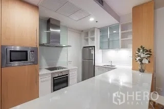 公寓 出租在Bang Rak, Bangkok - 现代厨房，含不锈钢冰箱、烤箱、炉灶、烟机与微波炉。