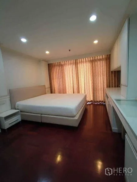 คอนโด ให้เช่าหรือขายในWatthana, Bangkok - ห้องนอนกว้างพร้อมตู้เก็บของบิวท์อิน โต๊ะทำงาน และไฟนุ่ม