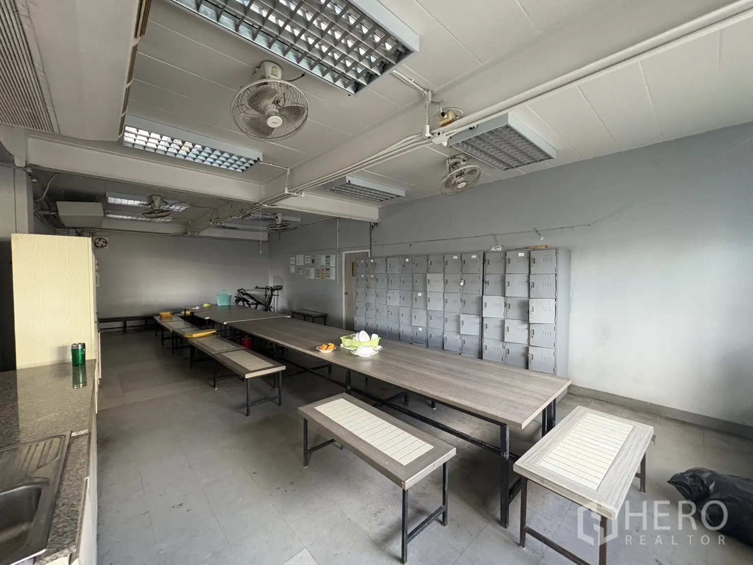 工厂 出售在Khlong Toei, Bangkok - 餐厅另一视角，长条座椅和餐桌