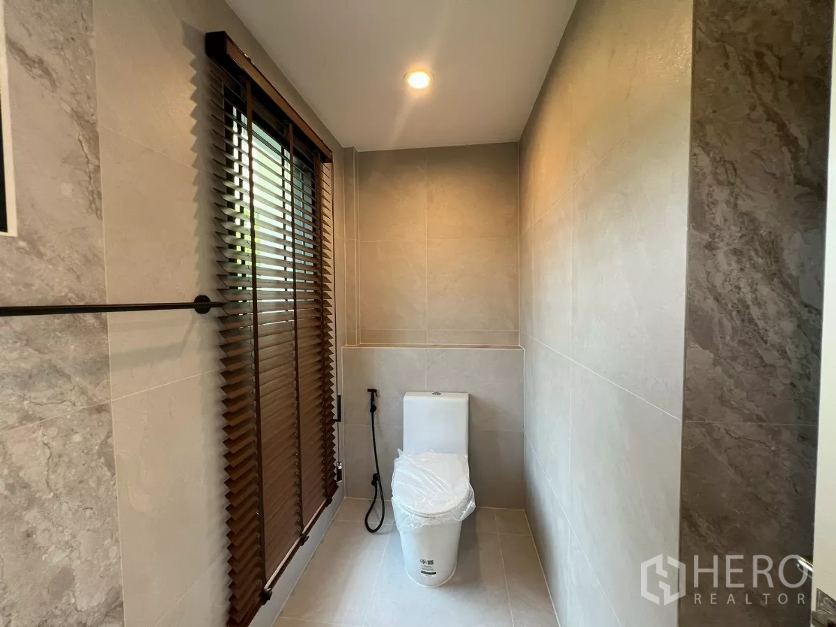 独立式住宅 出租在Suan Luang, Bangkok - 客用洗手间，带百叶窗与现代坐便器。