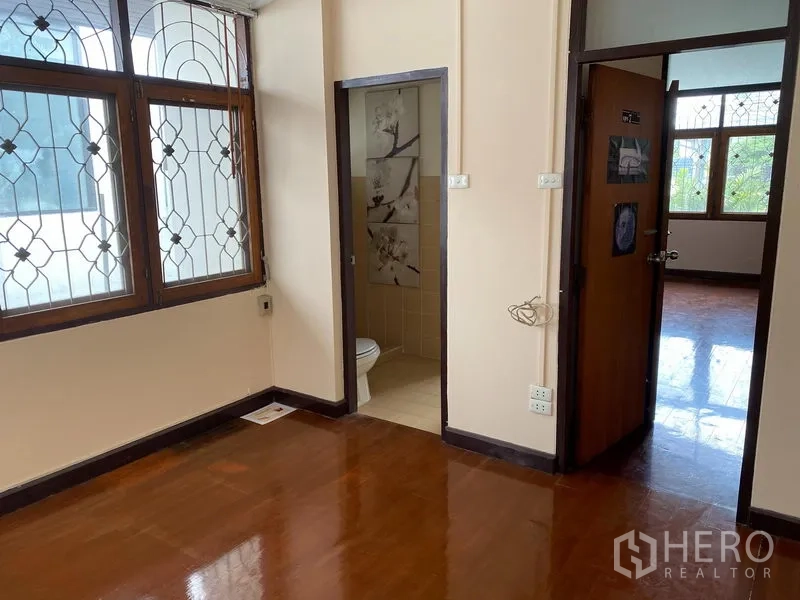 独立式住宅 出租在Khlong Toei, Bangkok - 卧室带套内浴室入口，窗户为装饰格栅设计。