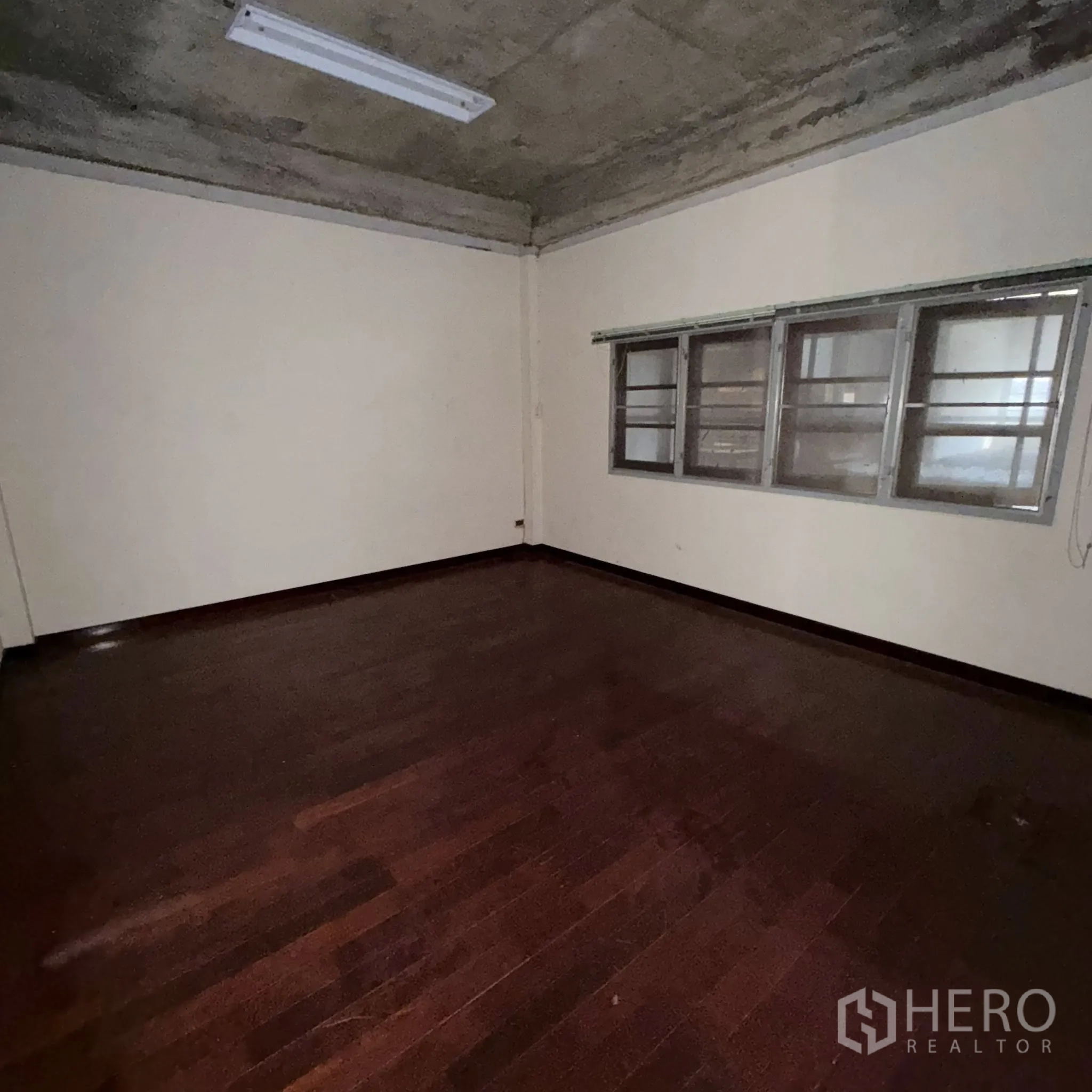 โรงงาน for rent in Phra Pradaeng, Samut Prakan - ห้องสำนักงานพื้นไม้สีน้ำตาล พร้อมโคมไฟฟลูออเรสเซนต์