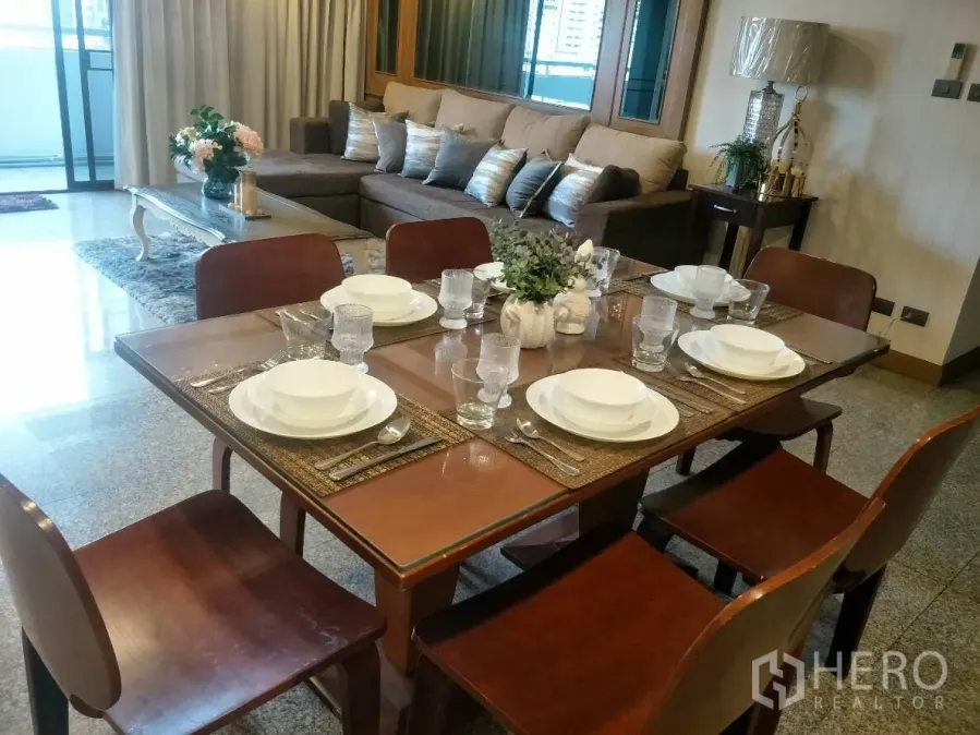 公寓 出租在Watthana, Bangkok - 曼谷瓦他那区公寓的客餐厅一体空间，六人餐桌、沙发与阳台相连。