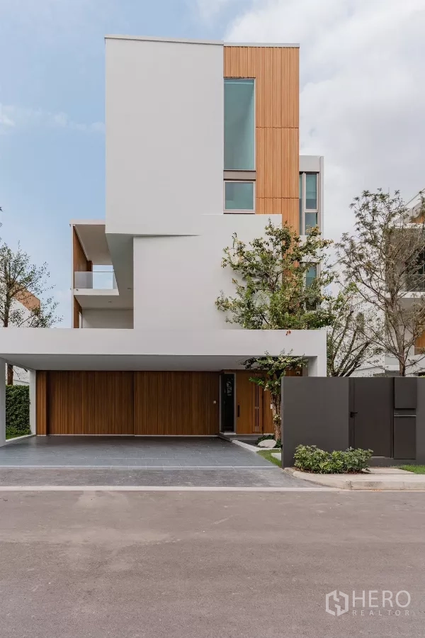Detached House for rent in Saphan Sung, Bangkok - Modern three-storey detached house facade at VIVE Rama 9 in Saphan Sung.