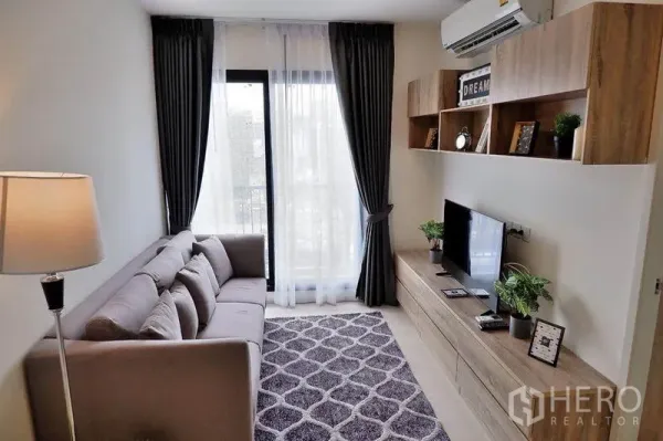 公寓 出租在Huai Khwang, Bangkok - 客厅朝阳台，空调与木质收纳柜。