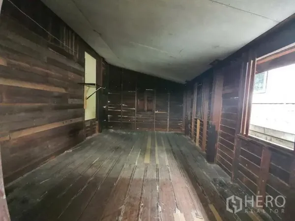 独立式住宅 出租在Sathon, Bangkok - 长形木质房间，木地板与裸露木墙，侧窗采光。