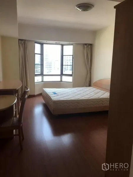 公寓 出租在Watthana, Bangkok - 次卧带飘窗、书桌与大床，自然光充沛。
