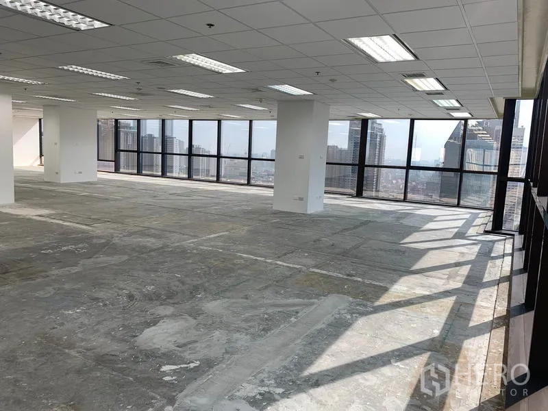 สำนักงาน ให้เช่าในRatchathewi, Bangkok - สำนักงานแบบเปิดโล่งสว่าง พร้อมกระจกเต็มบานและวิวสกายไลน์กรุงเทพฯ