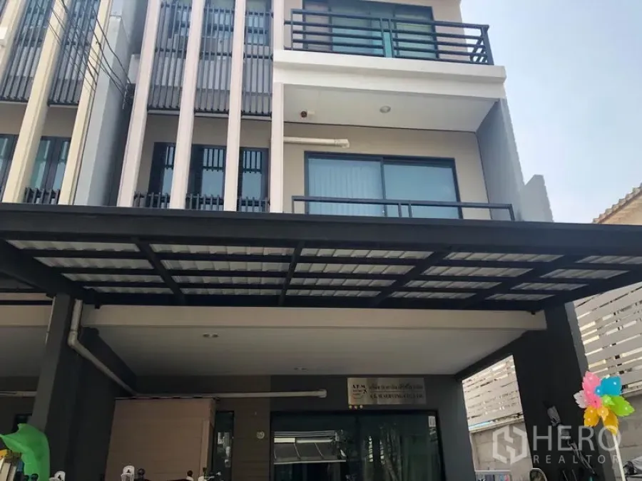 ทาวน์เฮาส์ ขายในPhasi Charoen, Bangkok - ทาวน์เฮ้าส์ 3 ชั้น สไตล์โมเดิร์น พร้อมโรงจอดรถและระเบียง ในย่านภาษีเจริญ