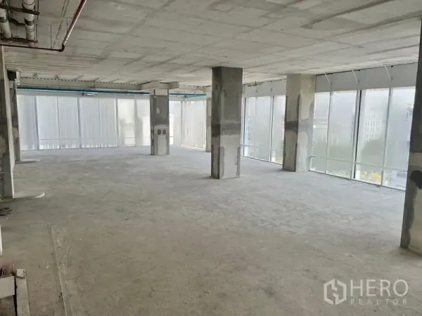 办公空间 出租在Sathon, Bangkok - 采光充足的未装修办公区，环幕落地玻璃、高混凝土天花与规则柱网。