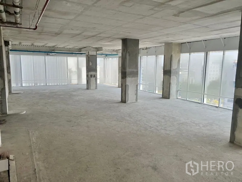 办公空间 出租在Sathon, Bangkok - 采光充足的未装修办公区，环幕落地玻璃、高混凝土天花与规则柱网。