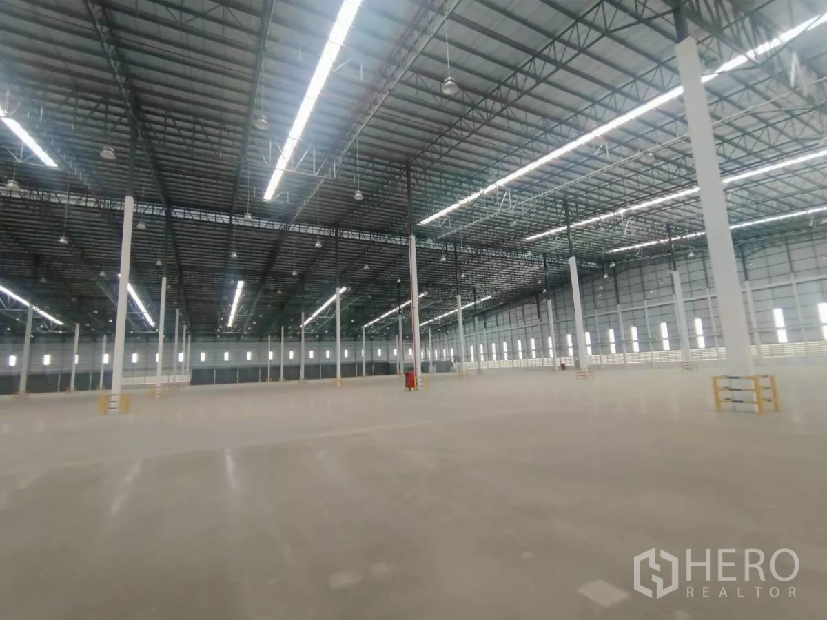 工厂 出租在Si Racha, Chon Buri - 工厂内部宽敞，屋架高挑，LED照明与抛光混凝土地面。