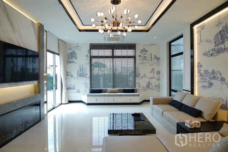 独立式住宅 出租在Lat Krabang, Bangkok - 客厅另一角度，大窗与特色墙面一览。