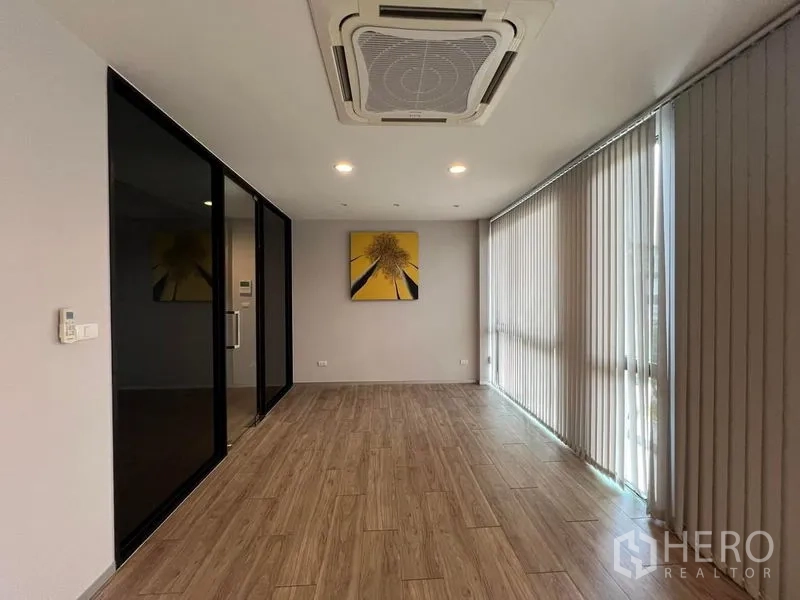 带办公室的家 出租在Bueng Kum, Bangkok - 会议室，天花嵌入式空调、落地百叶与玻璃隔断。