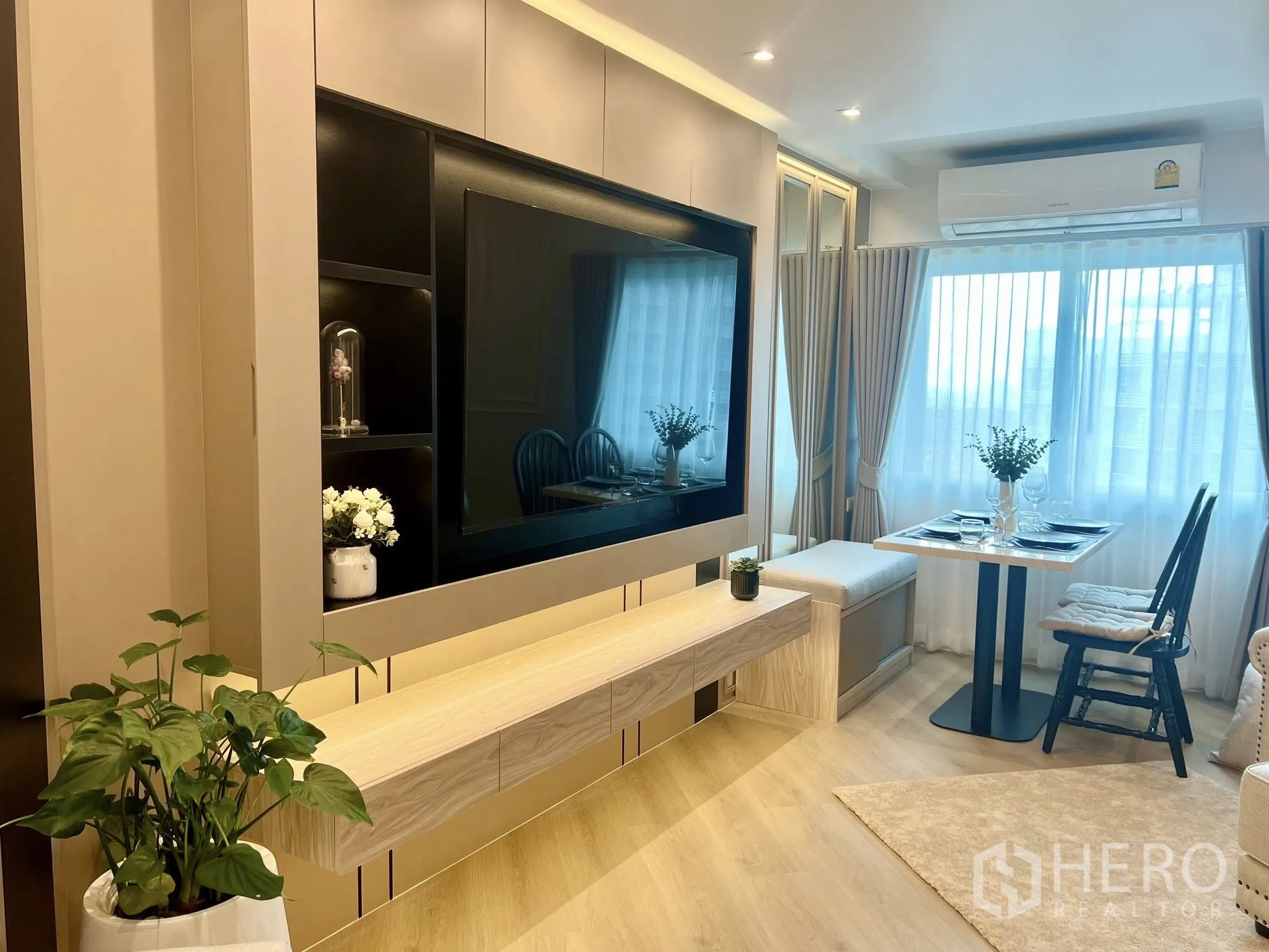 公寓 for rent or sale in Yan Nawa, Bangkok - 电视功能墙对面的小型餐区，宽窗与纱帘采光充足。