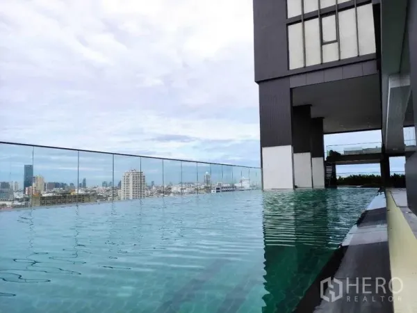 Condominium for rent in Pathum Wan, Bangkok - Rooftop infinity swimming pool with glass railing and panoramic views across Bangkok.