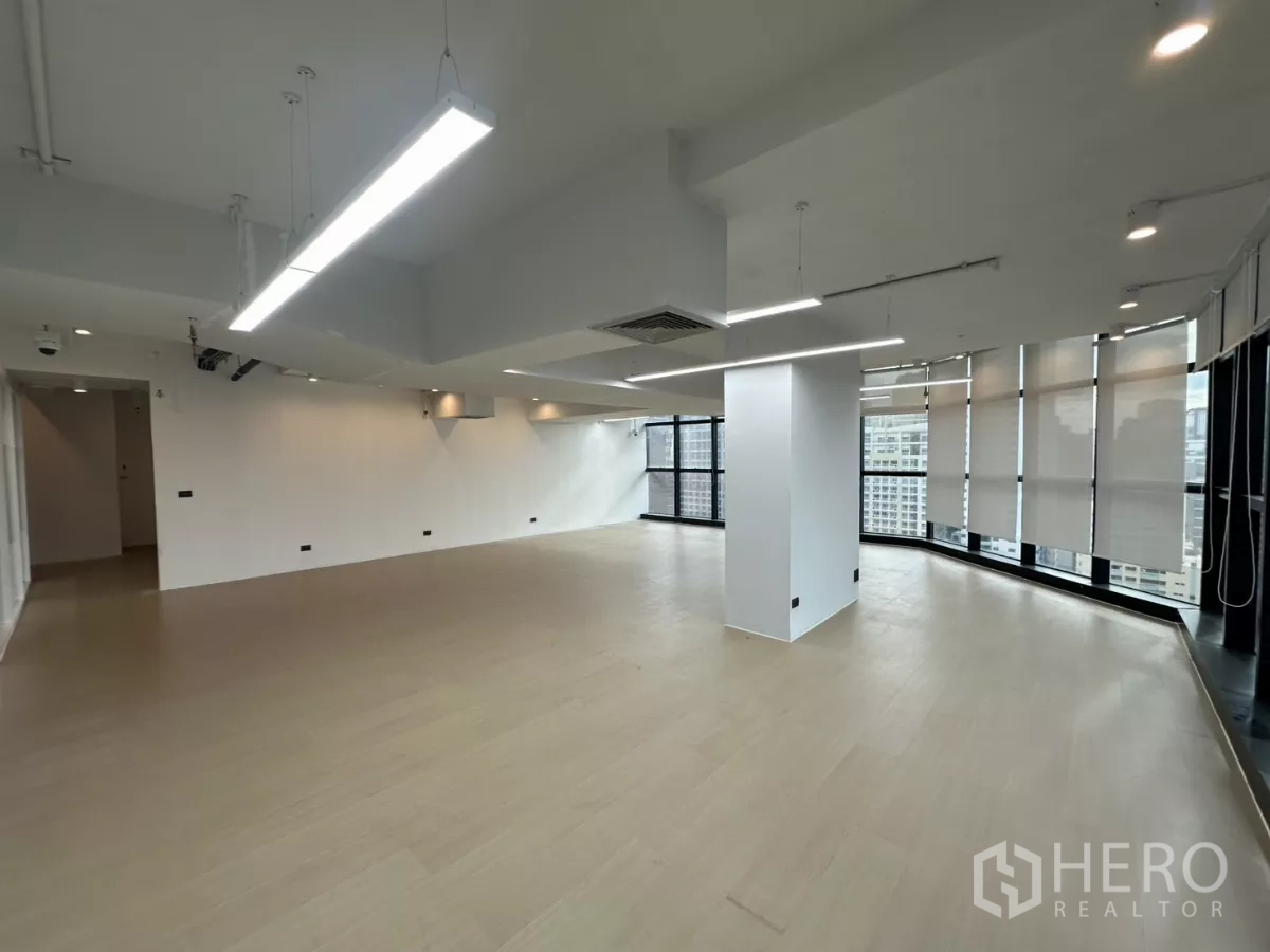 办公空间 出租在Watthana, Bangkok - 宽敞开放办公区，卷帘与悬挂线性灯。