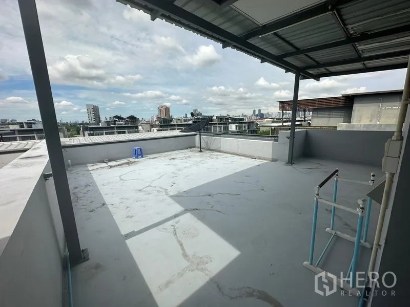 带办公室的家 出租在Wang Thonglang, Bangkok - 开放屋顶平台，局部遮棚，远眺天际线。