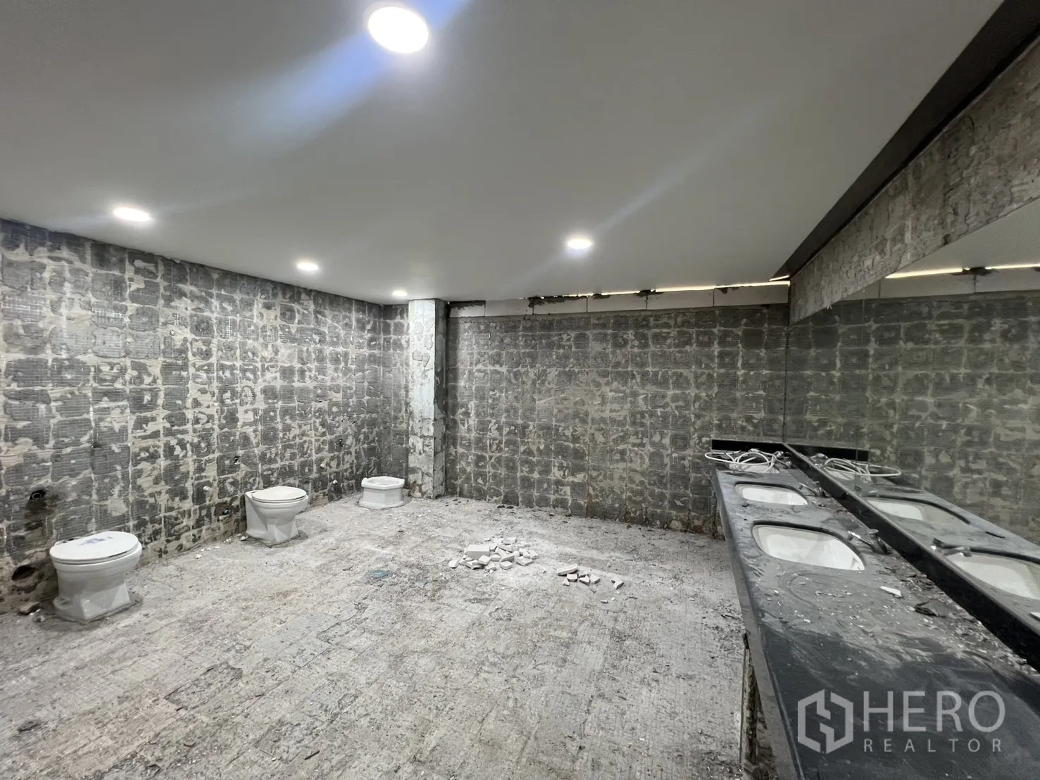 办公空间 出租在Watthana, Bangkok - 卫生间施工中，洁具与台面待新饰面安装。
