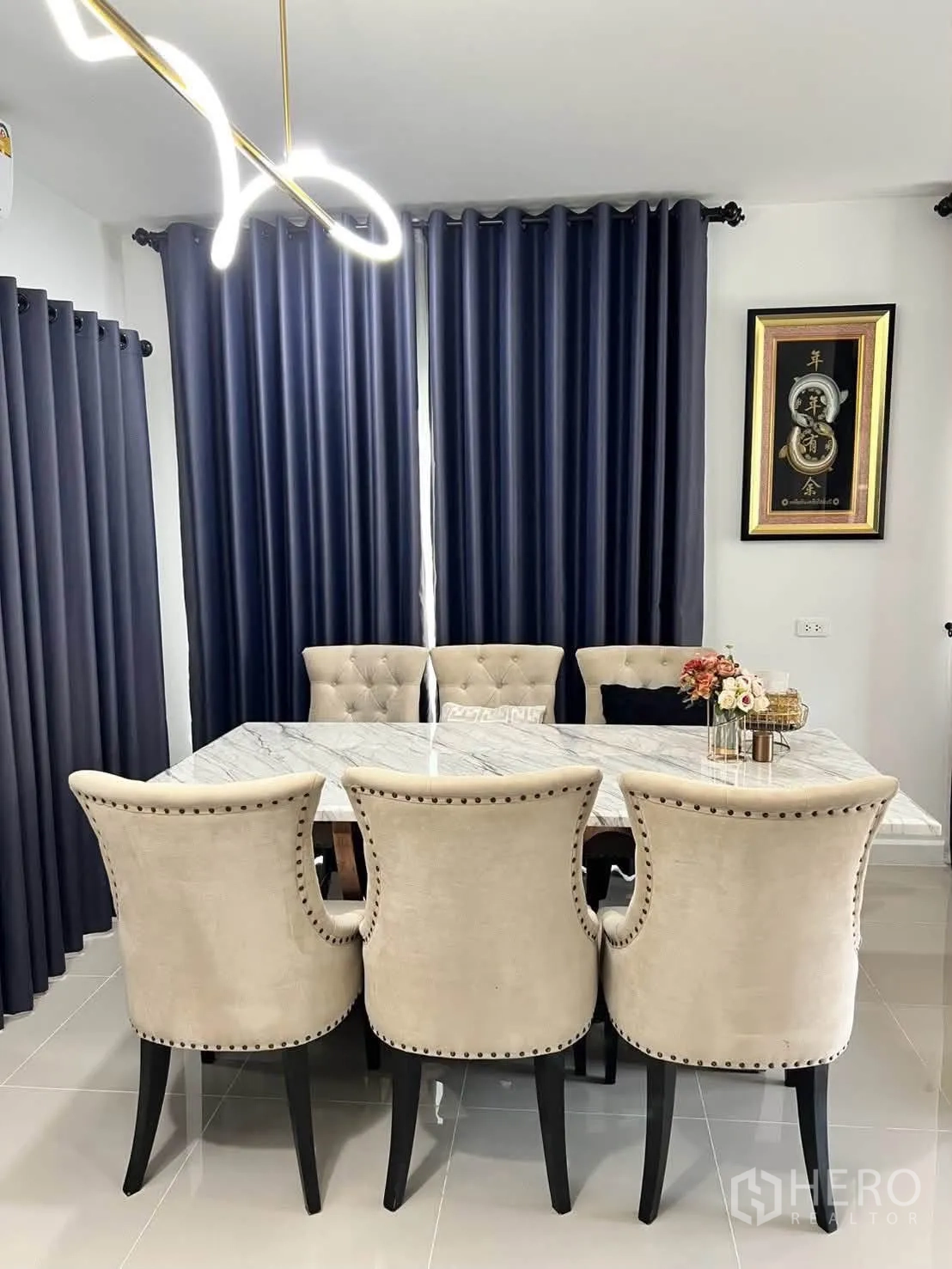 半独立式住宅 for rent in Prawet, Bangkok - 正式餐厅，六把软包椅环绕大理石餐桌