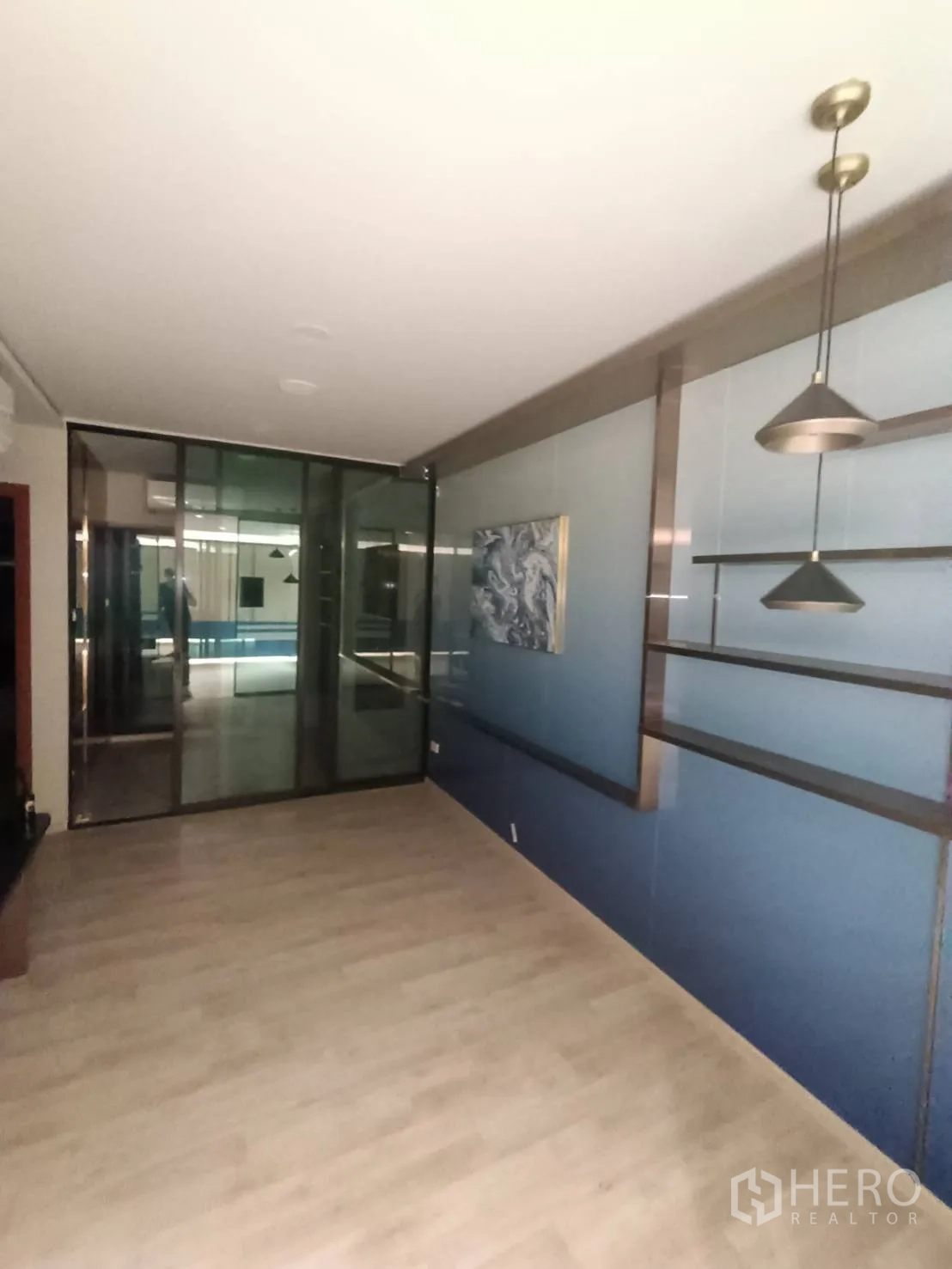 带办公室的家 出租或出售在Phra Khanong, Bangkok - 私密办公室，木地板、玻璃隔间、吊灯与内置层架。