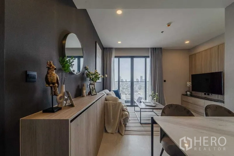 Condominium for rent in Pathum Wan, Bangkok - Dining area and hallway to bedrooms in light wood tones with minimalist decor.