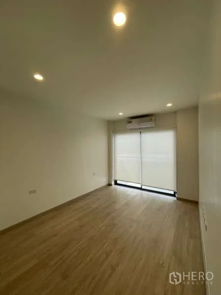 Home Office for rent in Don Mueang, Bangkok - Bright bedroom with wood flooring, roller blinds and air conditioning.