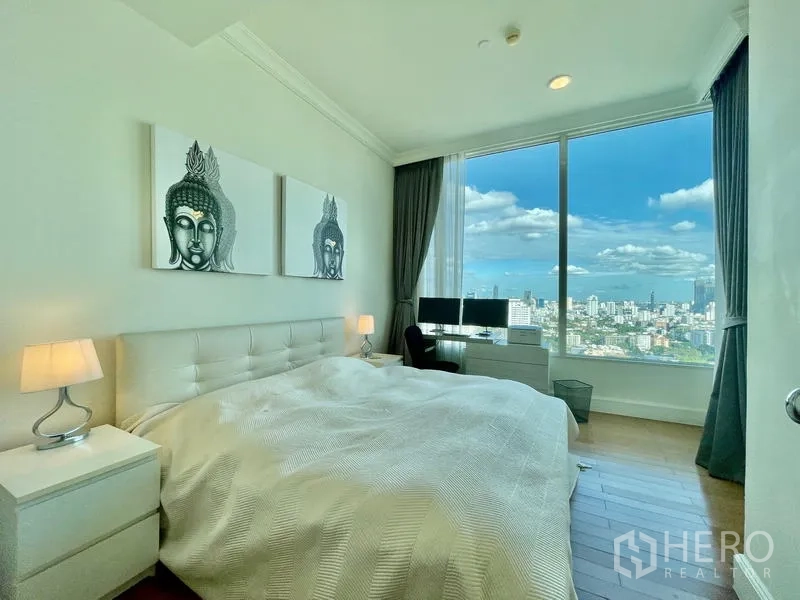 公寓 出售在Watthana, Bangkok - 第二卧室带大窗与书桌，视野通透的城市景色