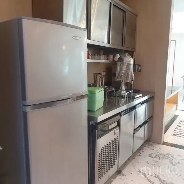零售空间 出租在Khlong Toei, Bangkok - 不锈钢饮品工作台，配立式冰箱、台下冷柜与储物柜。