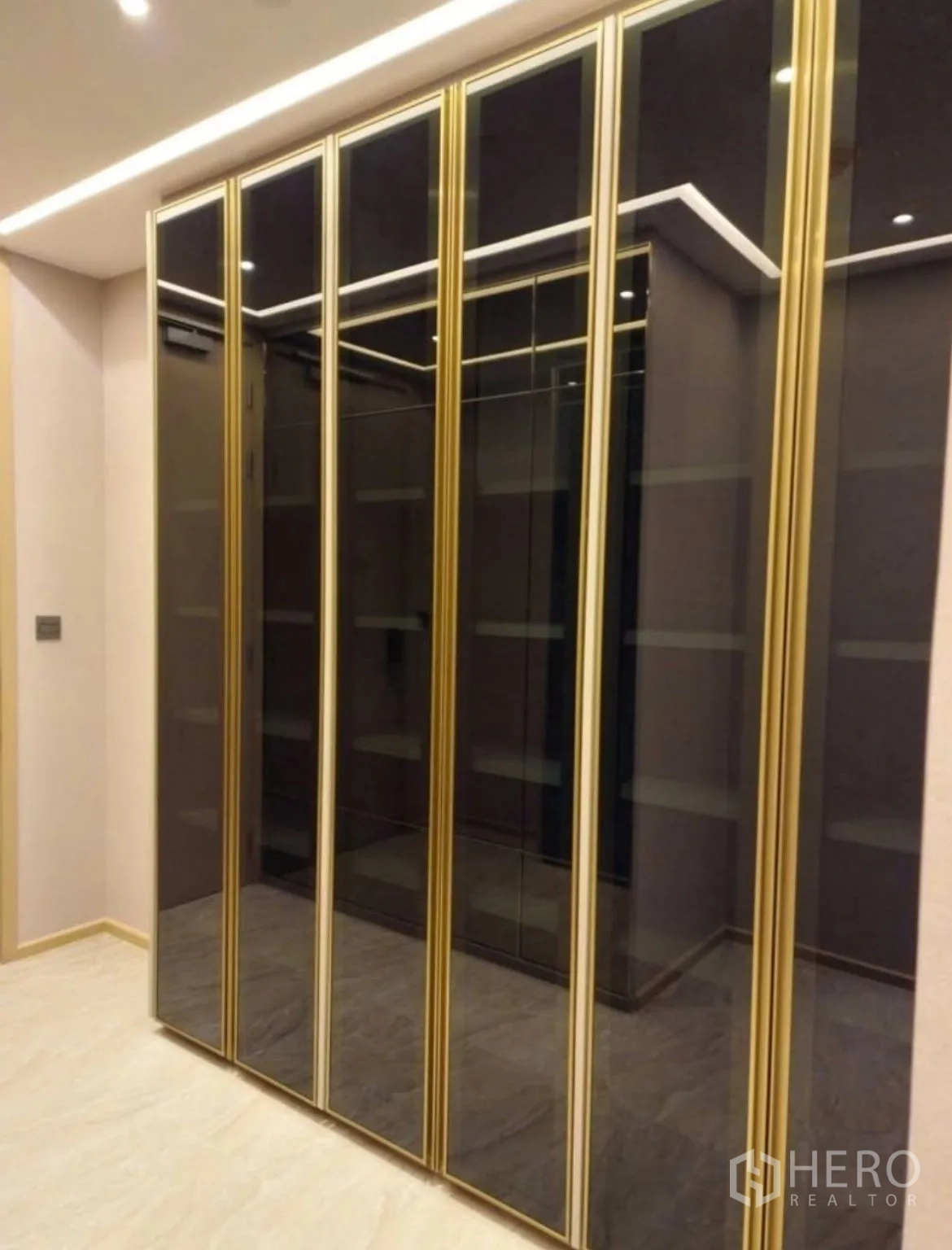 Condominium for rent in Din Daeng, Bangkok - Closed mirrored wardrobes with gold frames in the entry hall.