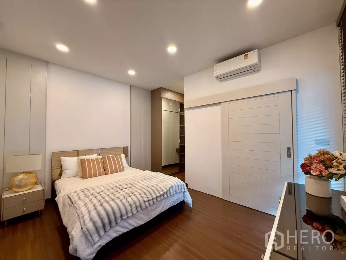 独立式住宅 出租在Bang Phli, Samut Prakan - 宽敞卧室，推拉门衣柜、空调与筒灯。