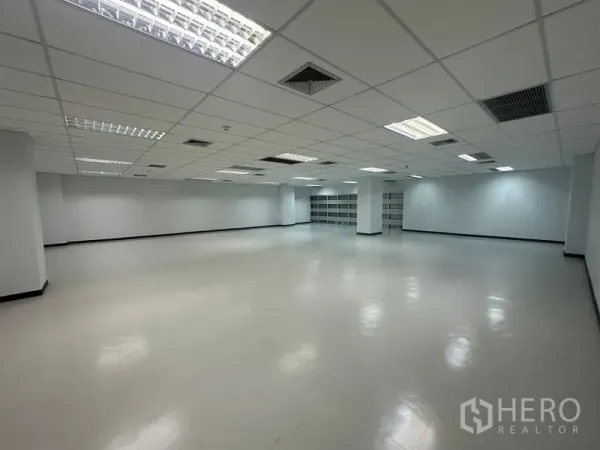 Office Space for rent in Bang Rak, Bangkok - Bright open-plan 180 sqm office with grid ceiling, fluorescent lighting, air-conditioning vents and glossy floors in Bang Rak, Bangkok.