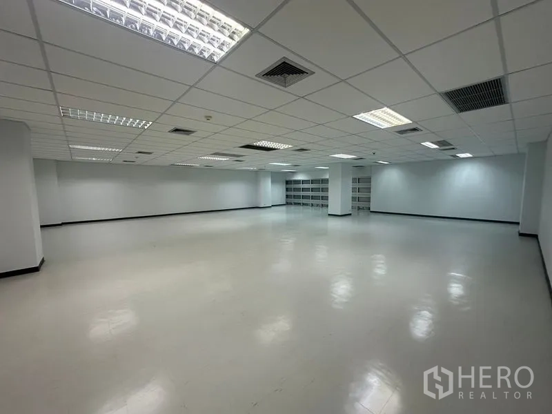 Office Space for rent in Bang Rak, Bangkok - Bright open-plan 180 sqm office with grid ceiling, fluorescent lighting, air-conditioning vents and glossy floors in Bang Rak, Bangkok.