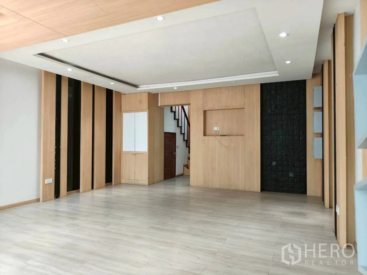 家庭办公室 for rent in Watthana, Bangkok - 开阔的木饰面大厅，嵌灯与楼梯入口。