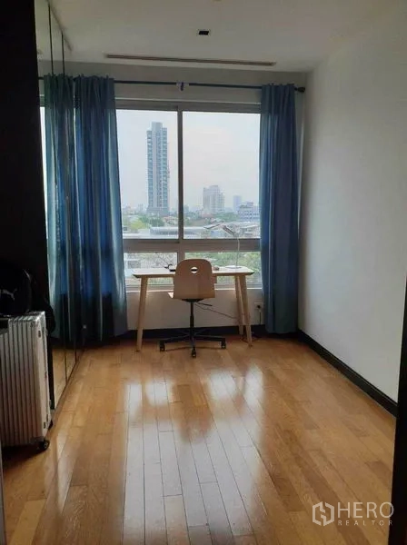 公寓 出租在Yan Nawa, Bangkok - 靠窗学习工作角，观赏城市天际线。