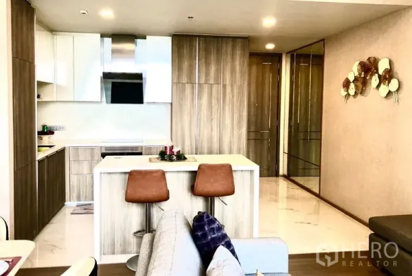 คอนโด ให้เช่าในWatthana, Bangkok - ครัวโมเดิร์นพร้อมไอส์แลนด์ เก็บของลายไม้ และเครื่องใช้ไฟฟ้าบิลท์อิน