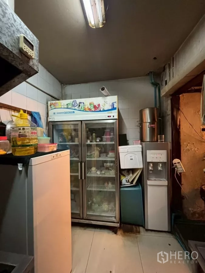 店屋 出租在Watthana, Bangkok - 后厨配双门商用冰箱和饮水机。