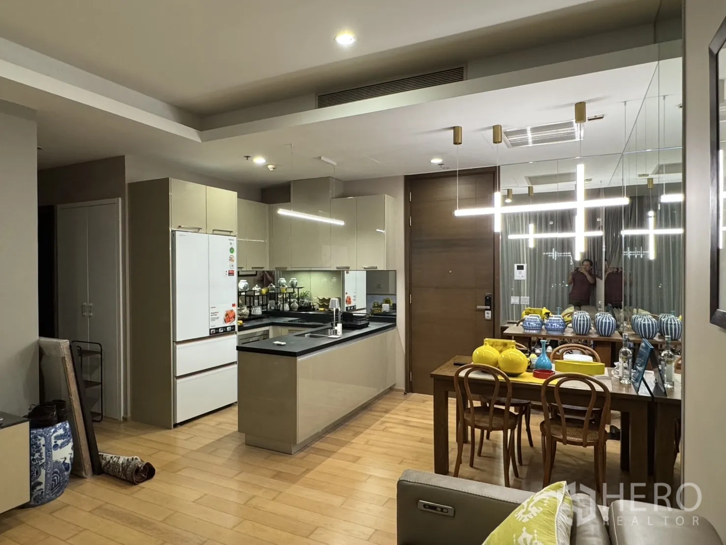 คอนโด ให้เช่าในWatthana, Bangkok - ครัวแบบเปิดพร้อมไอส์แลนด์ ตู้บานเงา โคมไฟห้อย โต๊ะทานอาหาร และตู้เย็นขนาดใหญ่