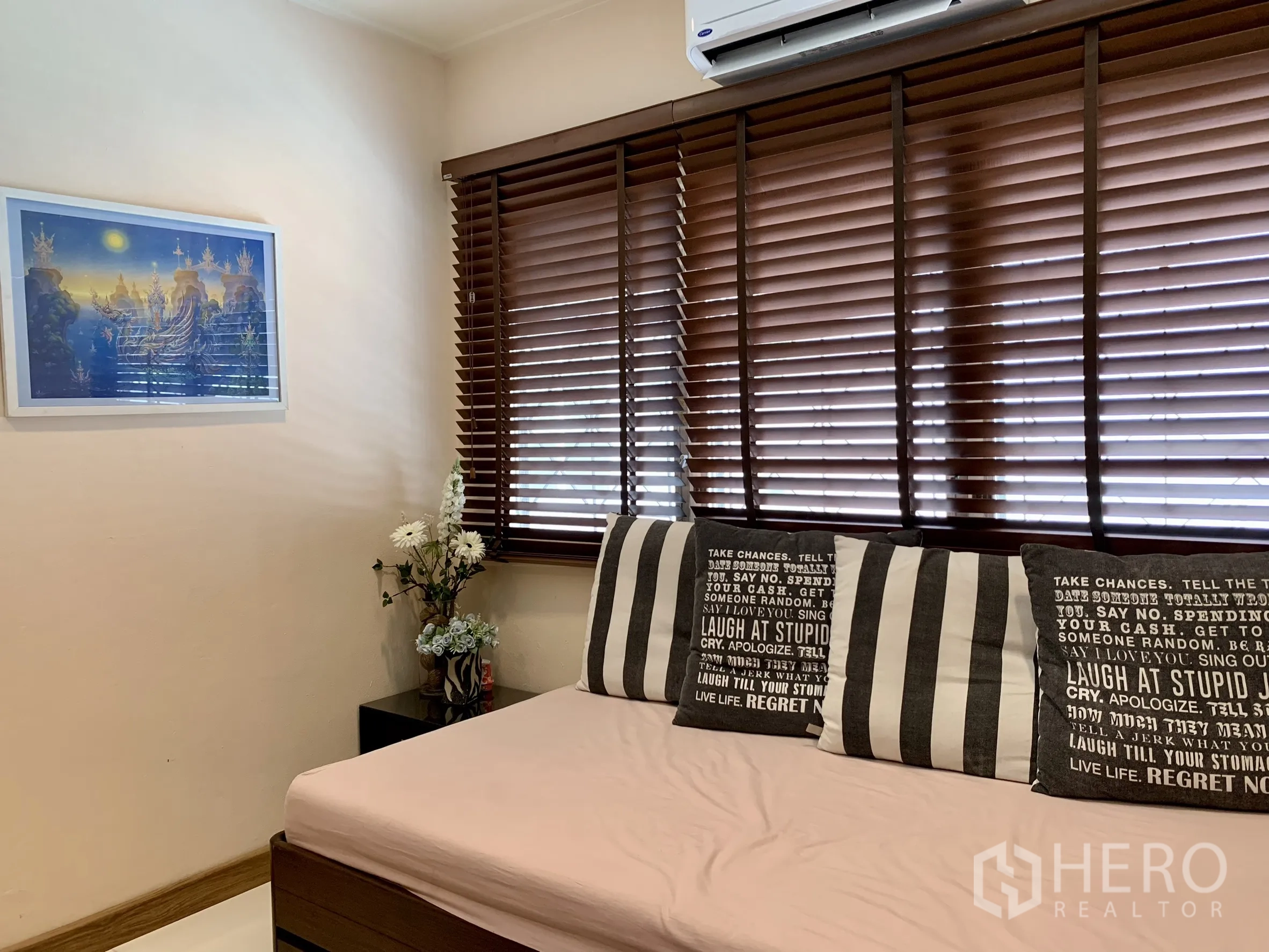 独栋房屋 for rent in Saphan Sung, Bangkok - 温馨房间配日式沙发床、空调与木百叶窗。