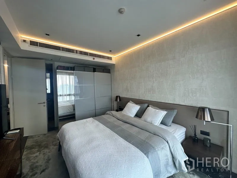 公寓 出售在Watthana, Bangkok - 第二卧室视角，衣柜与卫浴入口配灯光
