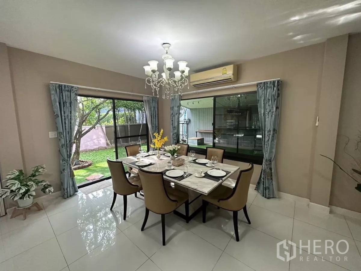 Detached House for rent or sale in Bang Kapi, Bangkok - Dining room view toward the lawn and pantry with chandelier above.
