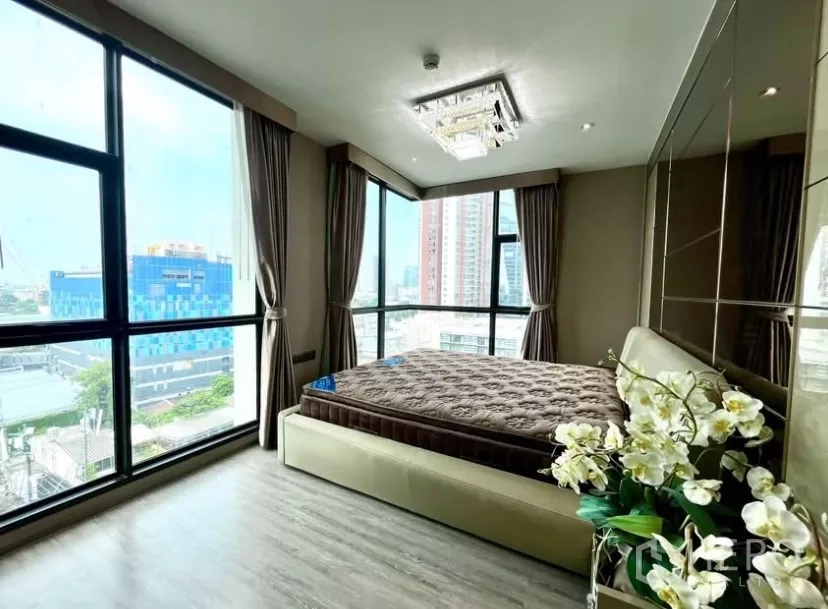 คอนโด ให้เช่าในWatthana, Bangkok - ห้องนอนมาสเตอร์มุมกระจก วิวเมืองพาโนรามา โคมไฟ และผนังกระจกเงา