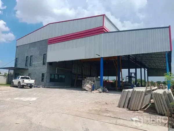 Warehouse for sale in Lam Luk Ka, Pathum Thani - Modern high-ceiling warehouse with covered loading bay, two-story office wing and a wide yard.