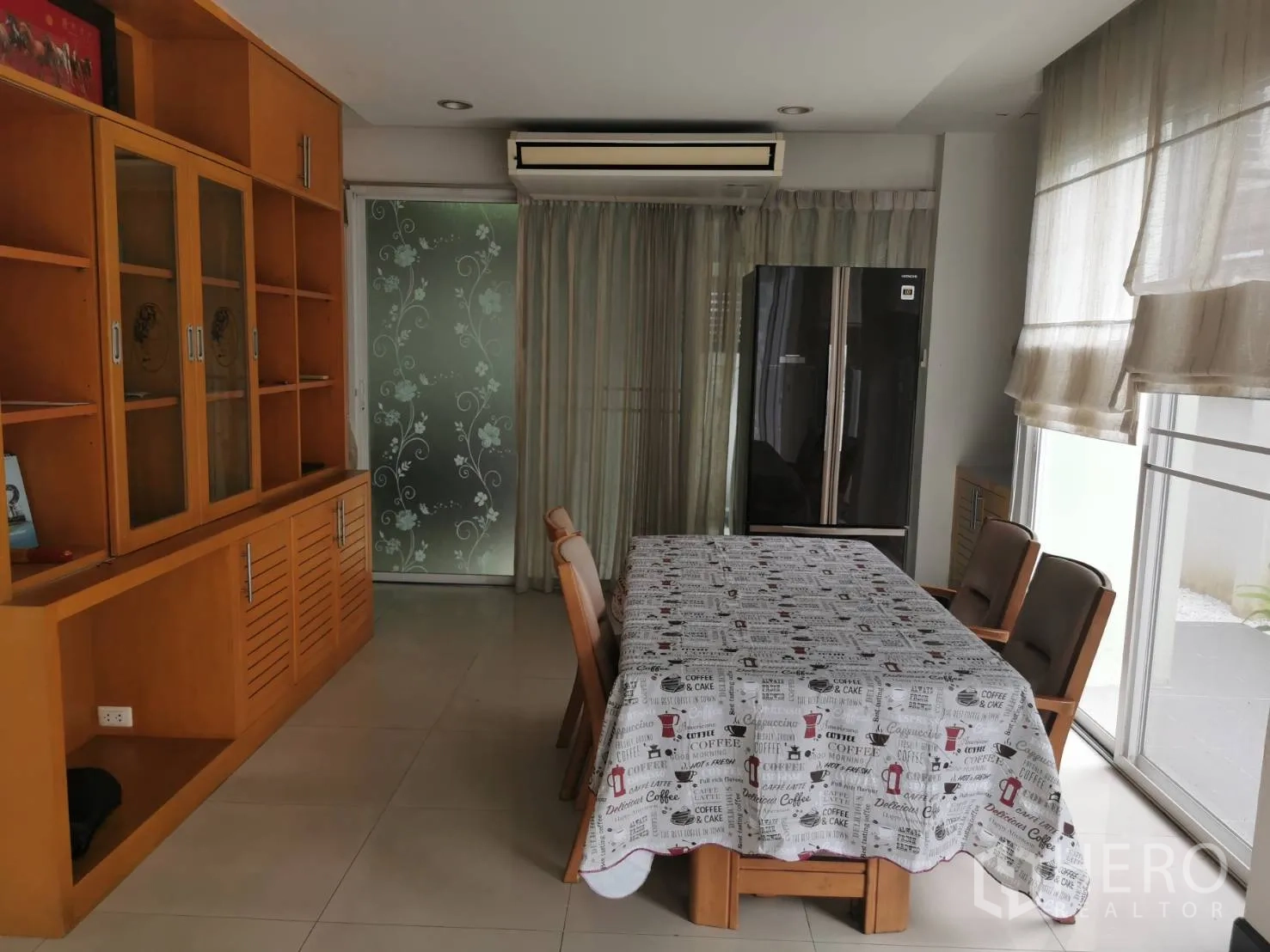 Townhouse for rent or sale in Yan Nawa, Bangkok - Dining room view with full-height windows, sheer blinds and sliding glass door.