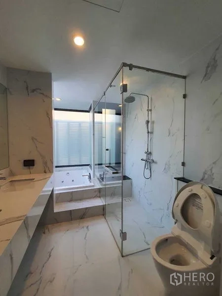 บ้าน ขายในPrawet, Bangkok - ห้องน้ำลุคหินอ่อนพร้อมตู้กระจกอาบน้ำและอ่างอาบน้ำ