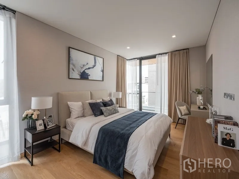 Detached House for rent or sale in Yan Nawa, Bangkok - Bright guest bedroom with balcony access and floor-to-ceiling windows.