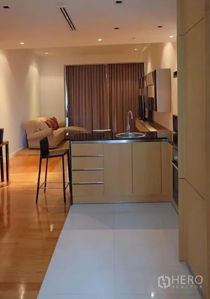 公寓 出租或出售在Yan Nawa, Bangkok - 开放式厨房带中岛，与客厅相连
