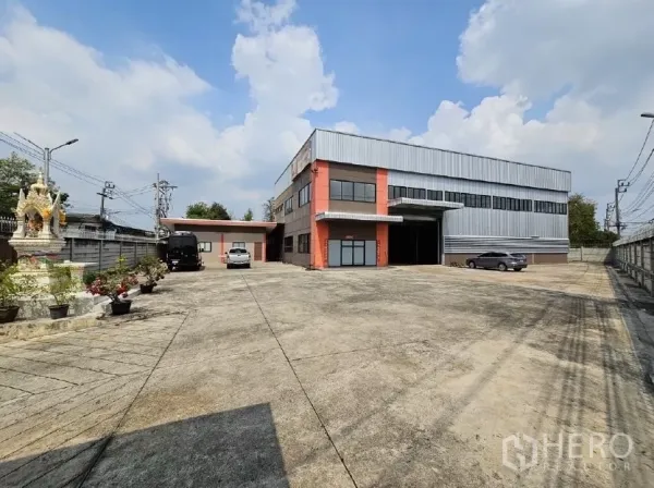 Warehouse for rent or sale in Lak Si, Bangkok - Wide concrete yard in front of warehouse with ample parking and perimeter wall