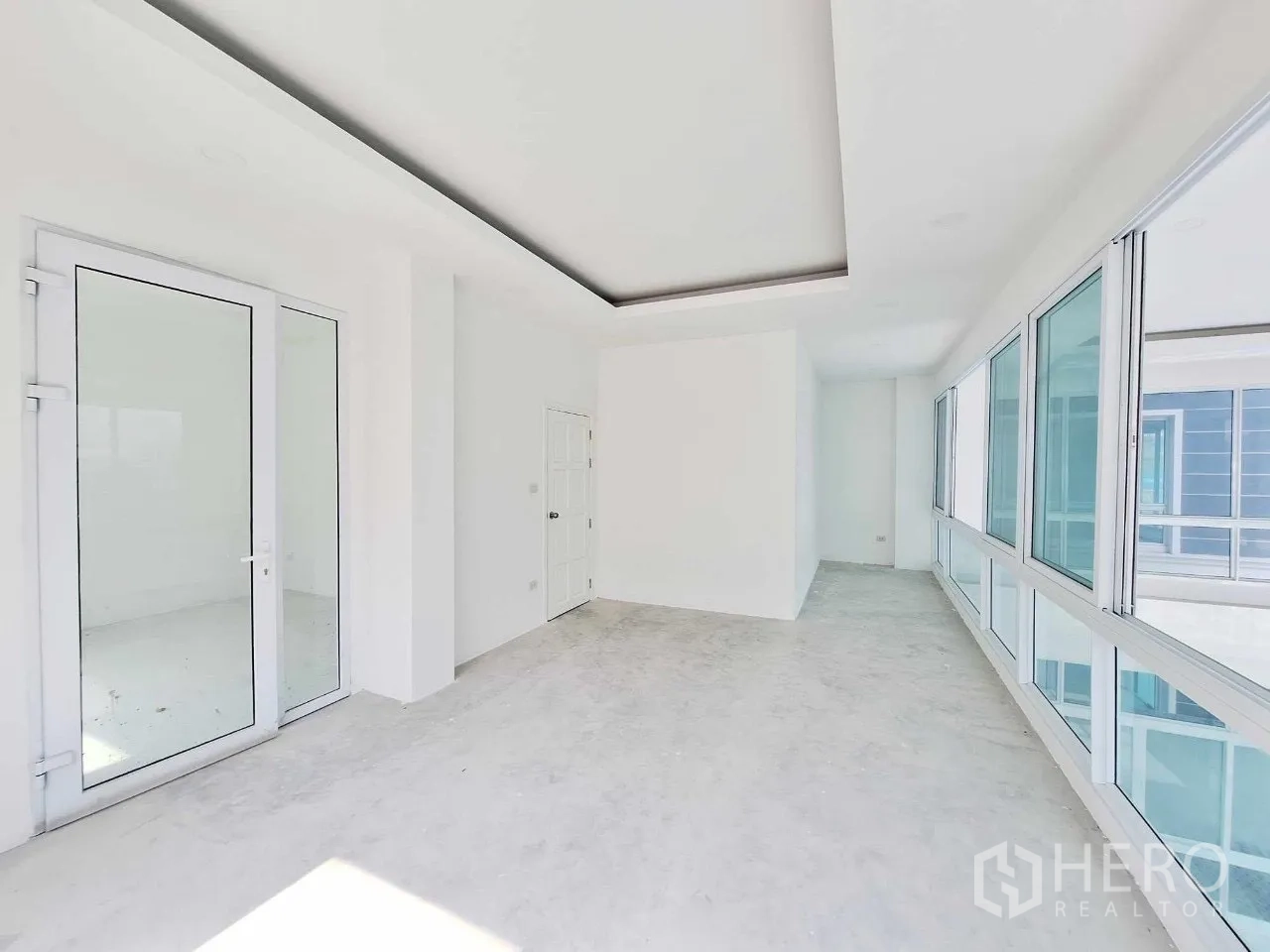 办公空间 出售在Bueng Kum, Bangkok - 楼层走廊，玻璃门与长窗，待装交付。